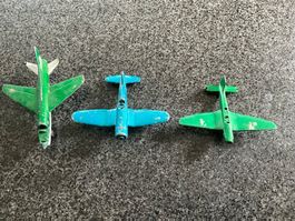 3 alte , defekte Flugzeuge (1973)