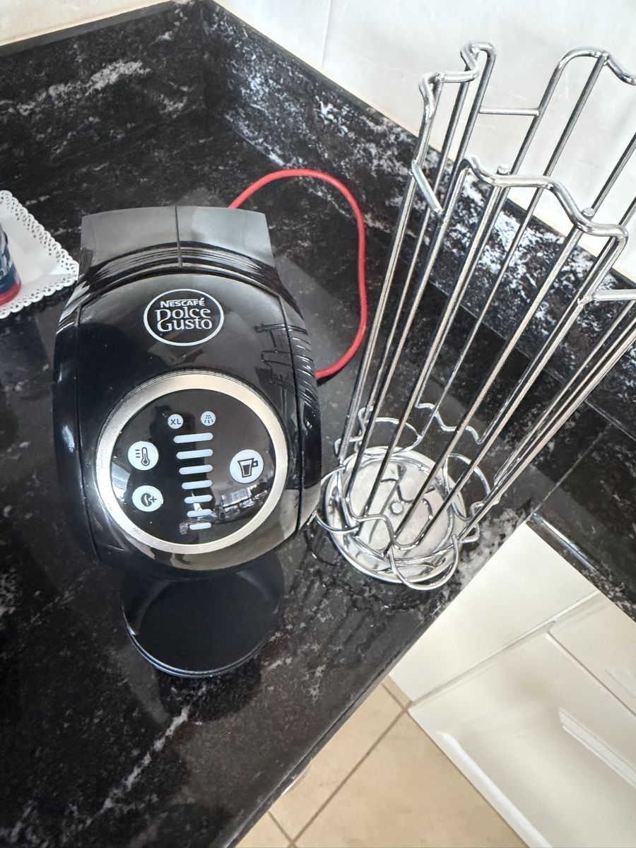 De'Longhi Kaffeemaschinen & Espressomaschinen: Machine à café Dolce Gusto + porte-capsules  – Gebraucht aus Lausanne von Elena_diam