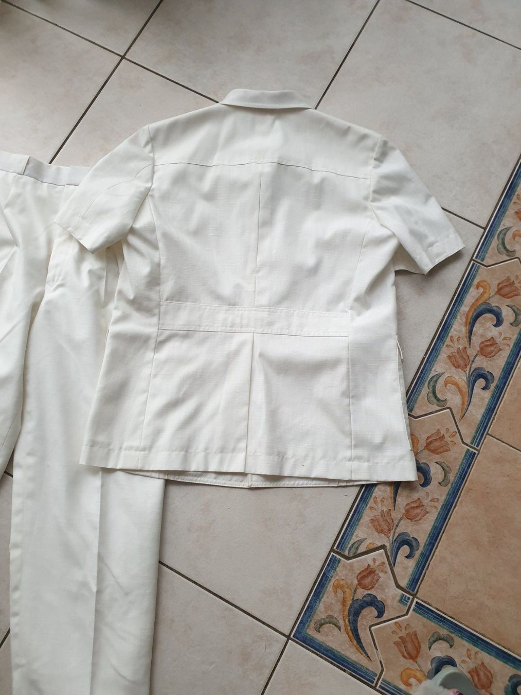 Completi & Tailleur: Ensemble saharienne - pantalon blanc crème 38-40 – Usato da St-Triphon venduto da Jldr0 5