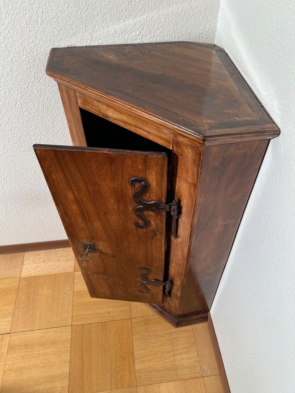 Cassettiere: Antike Eckkommode aus Massivholz – Usato da Sennhof venduto da Johnbest 1