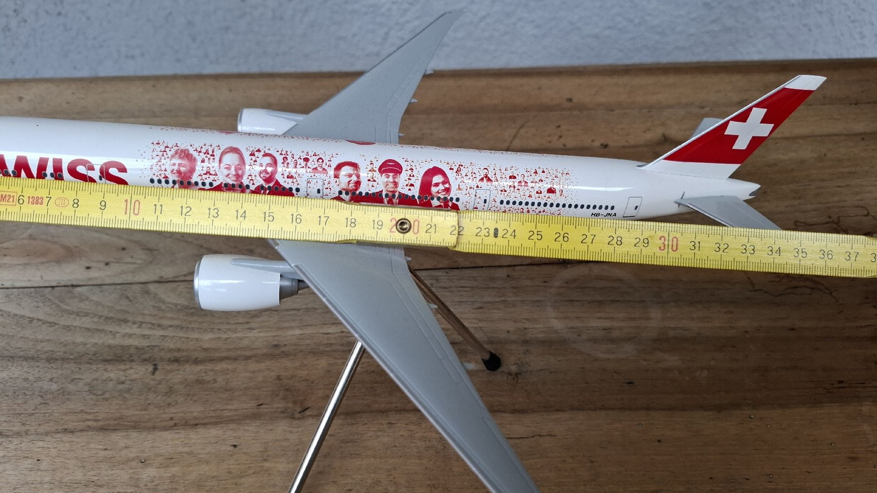 Boeing Kit di modellismo & Modellini statici: Modell Swiss Boeing 777, 37 cm lang – Usato da Zürich venduto da witike 2