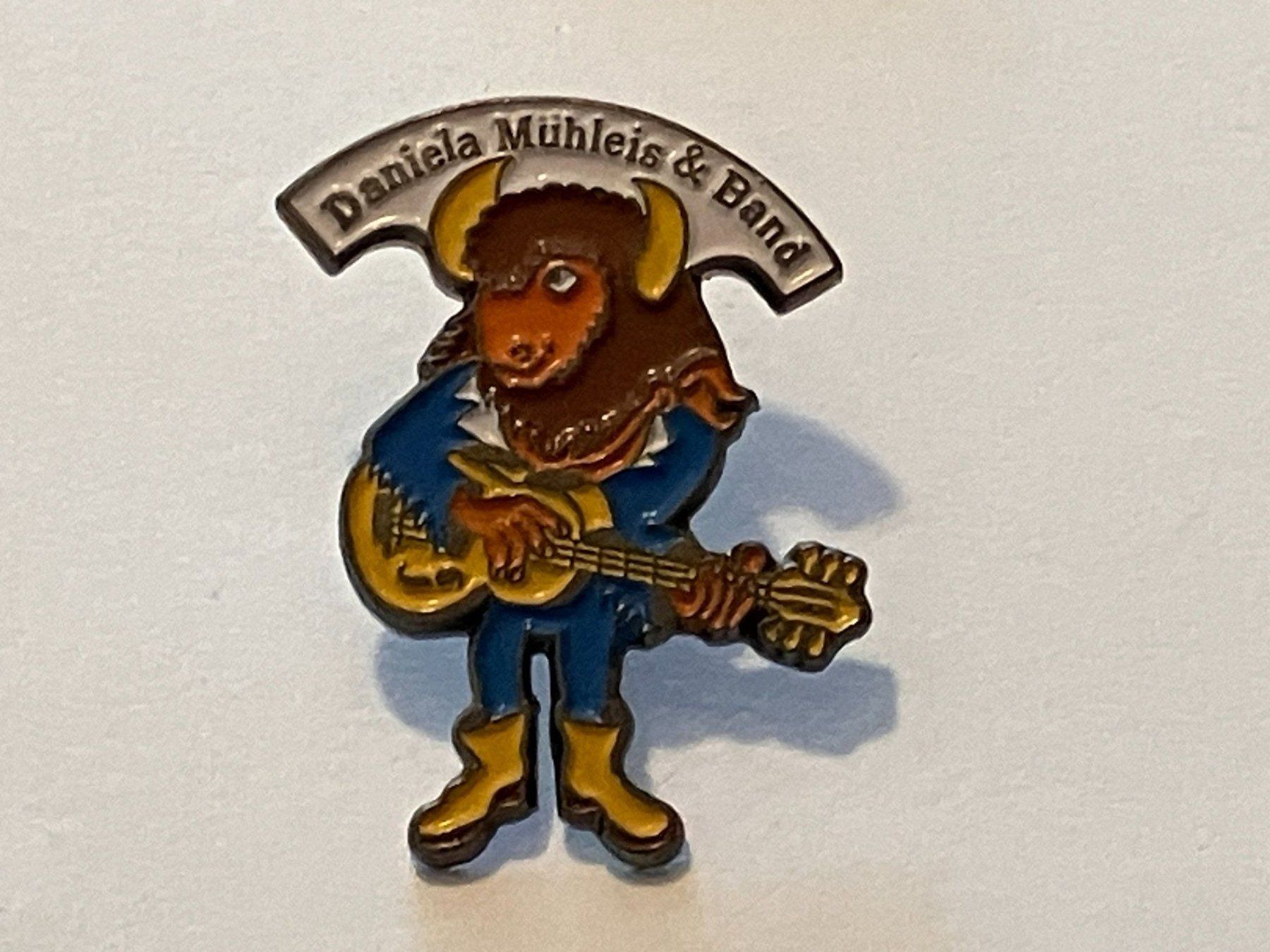 Placchette & Badge: 1 Pin Daniela Mühleis Band – Usato da Basel venduto da djwwpp