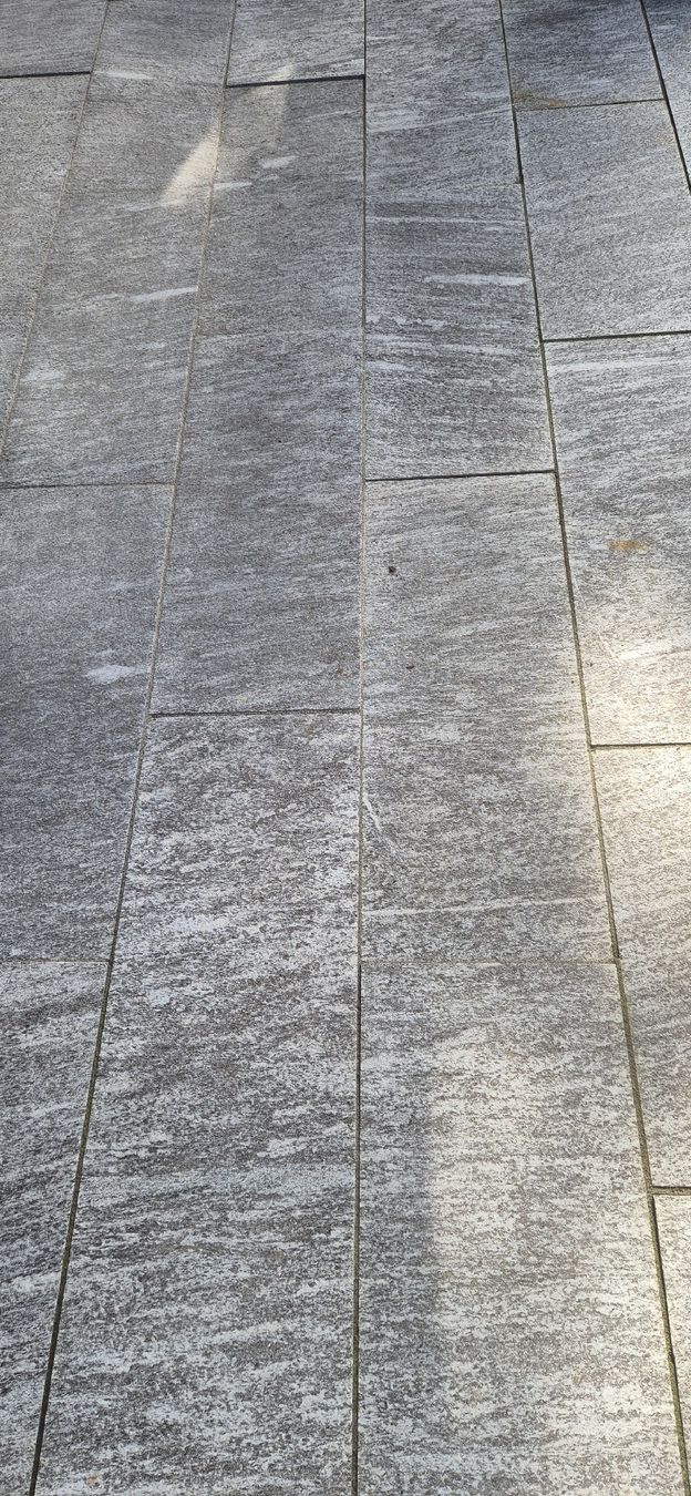 Rivestimenti per pavimenti: Bodenplatten Granit Calanca geflammt – Usato da Kriens venduto da Chei60