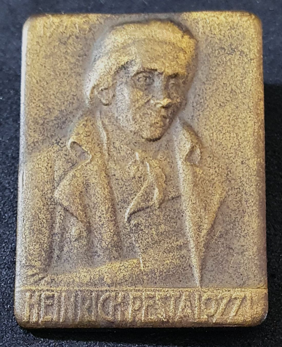 Spille & Fermagli: V027 - Brosche Heinrich Pestalozzi – Usato da Reinach BL venduto da Boston-Verkauf