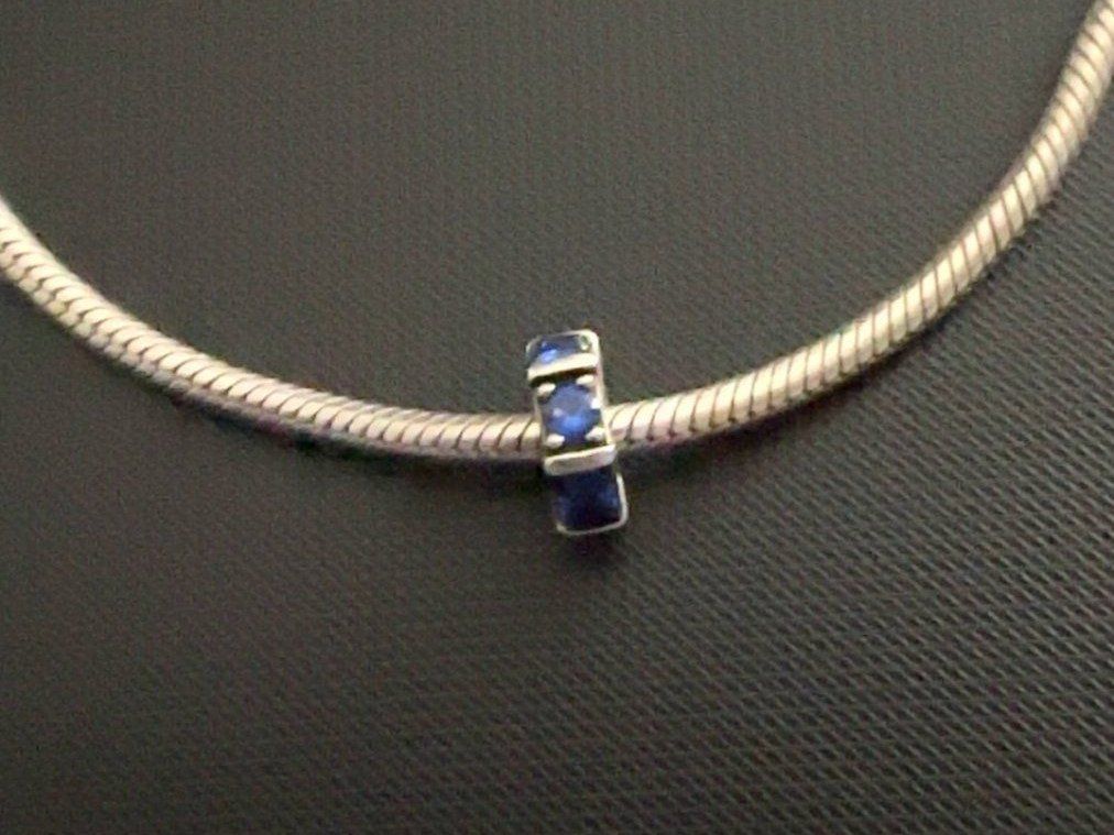Pandora Ciondoli: Pandora Moments Charm - royal blauer 6eck – Nuovo (secondo la descrizione) da Oftringen venduto da tola19