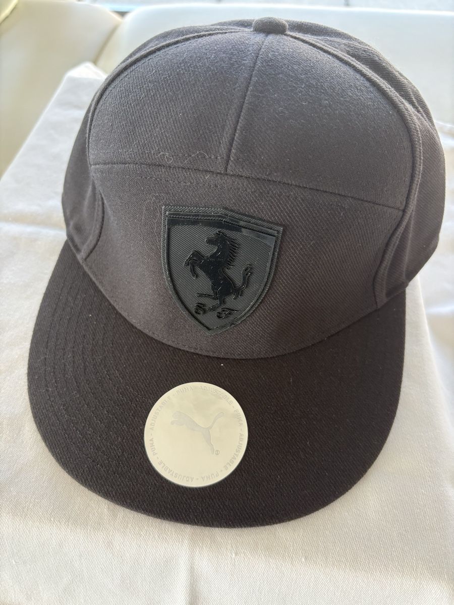 Copricapi, berretti & cappellini: Authentic new Ferrari baseball cap in deep black – Nuovo e nell'imballaggio originale da Lausanne venduto da oyu_hgg5