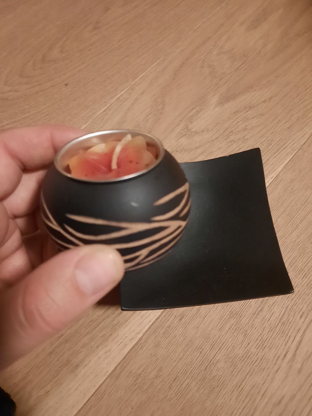 Candele: Schwarzes Kerzenhalter-Set mit dekorativer Duftkerze – Nuovo e nell'imballaggio originale da Unterterzen venduto da elebo 1