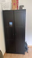 Schrank mit Kleiderstange und Ablage