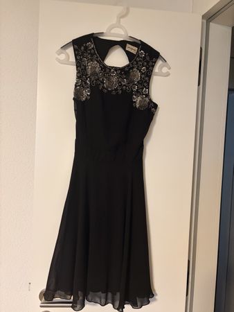 Kleid Lace and Beads rückenfrei