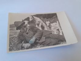 ALPHIRT mit JUNGEN ZIEGEN - SEINE LIEBLINGE - SCHATZALP