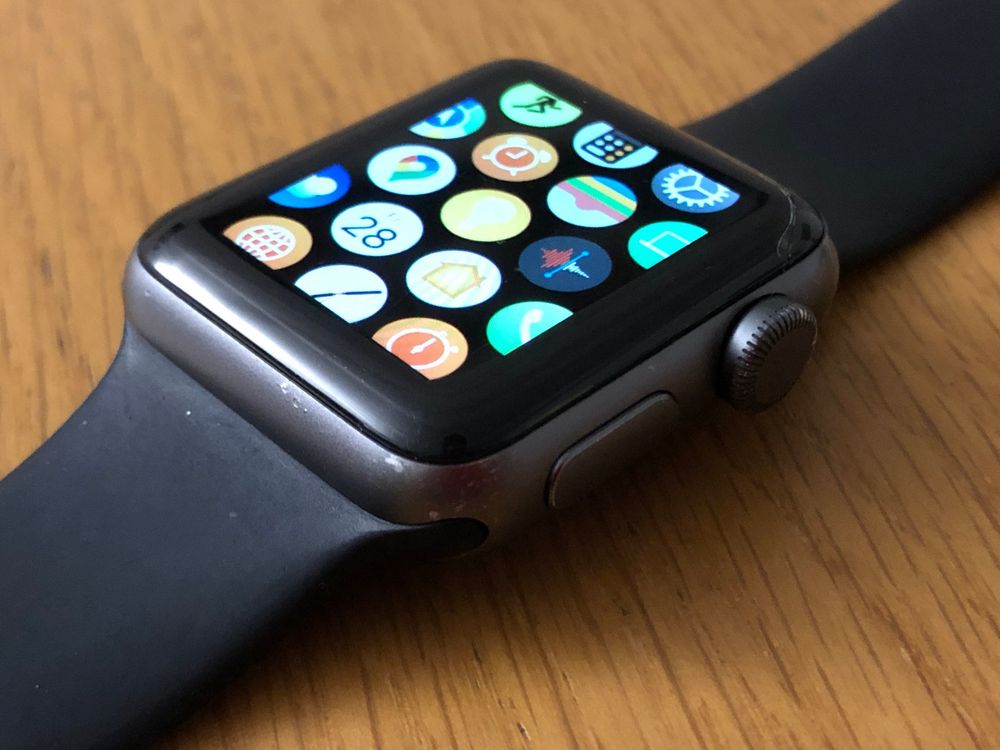 Apple Smartwatch: Apple Watch Series, Akkurestkapazität 97%, Displaydefekt – Défectueux à Aadorf par kar_7xxc 7
