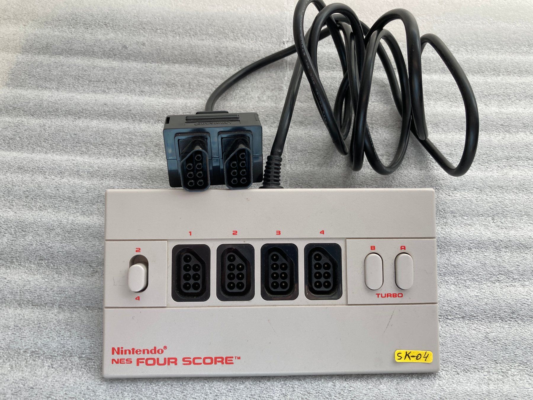 Console: Nintendo NES Four Score Adapter NESE-034 – Usato da Horgen venduto da Goros