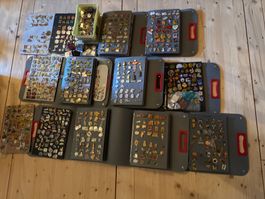 Pinsammlung 8 Pin Ordner, dazu 4 kg lose (ohne Hinterteile)