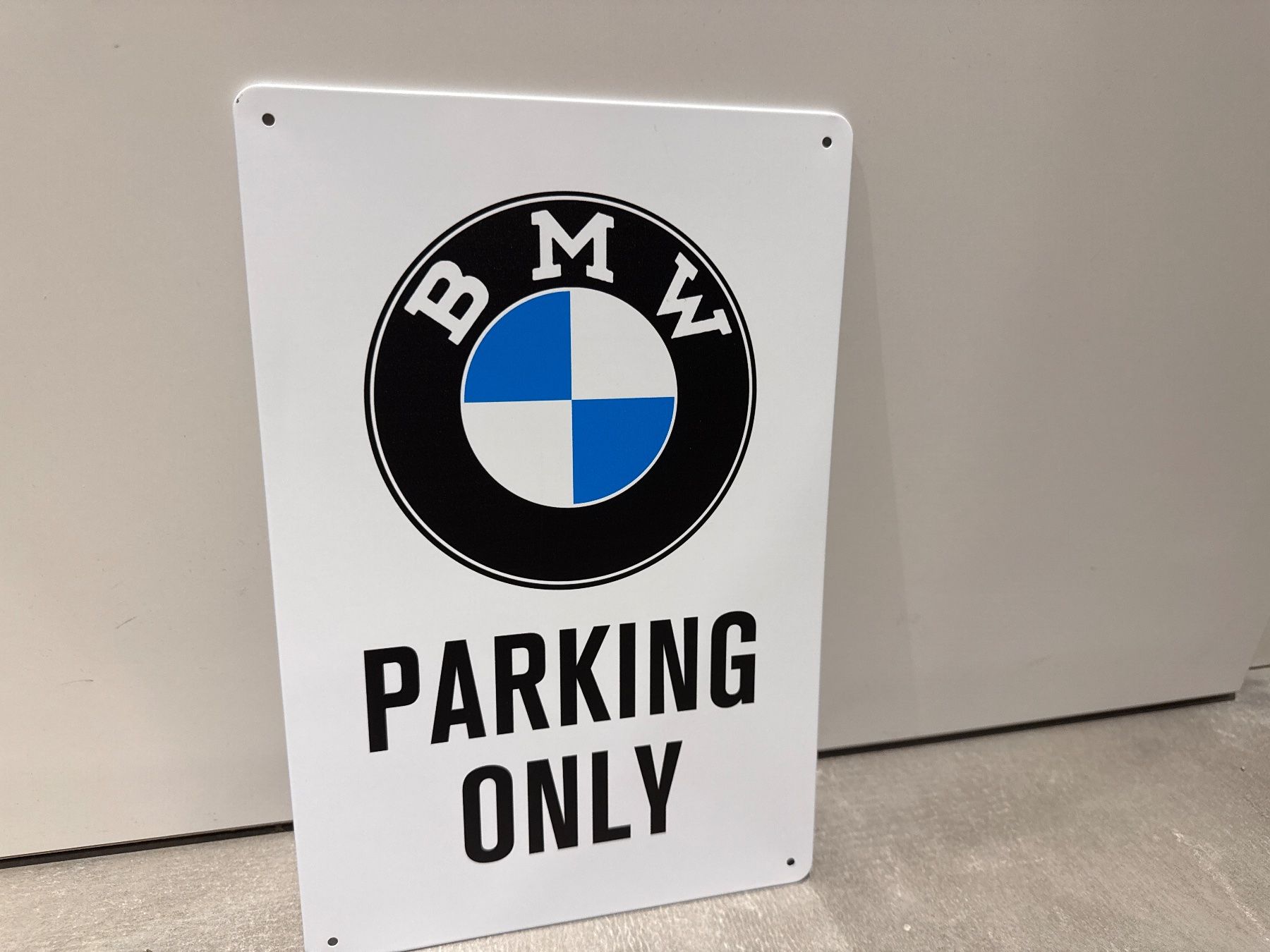 BMW Insegne: BMW PARKING ONLY SCHILD   / 1 Stück / BMW – Nuovo e nell'imballaggio originale da Seon venduto da Aaargauer01 8