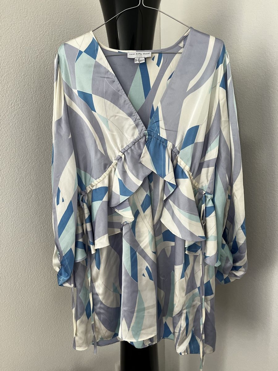 Vestiti: Kleid seidenoptik hellblau/lila/weiss Gr. 38 – Nuovo (secondo la descrizione) da Hinwil venduto da dire07