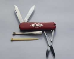 VICTORINOX VICTORIA Classic Sackmesser KUHN (Landmaschinen)