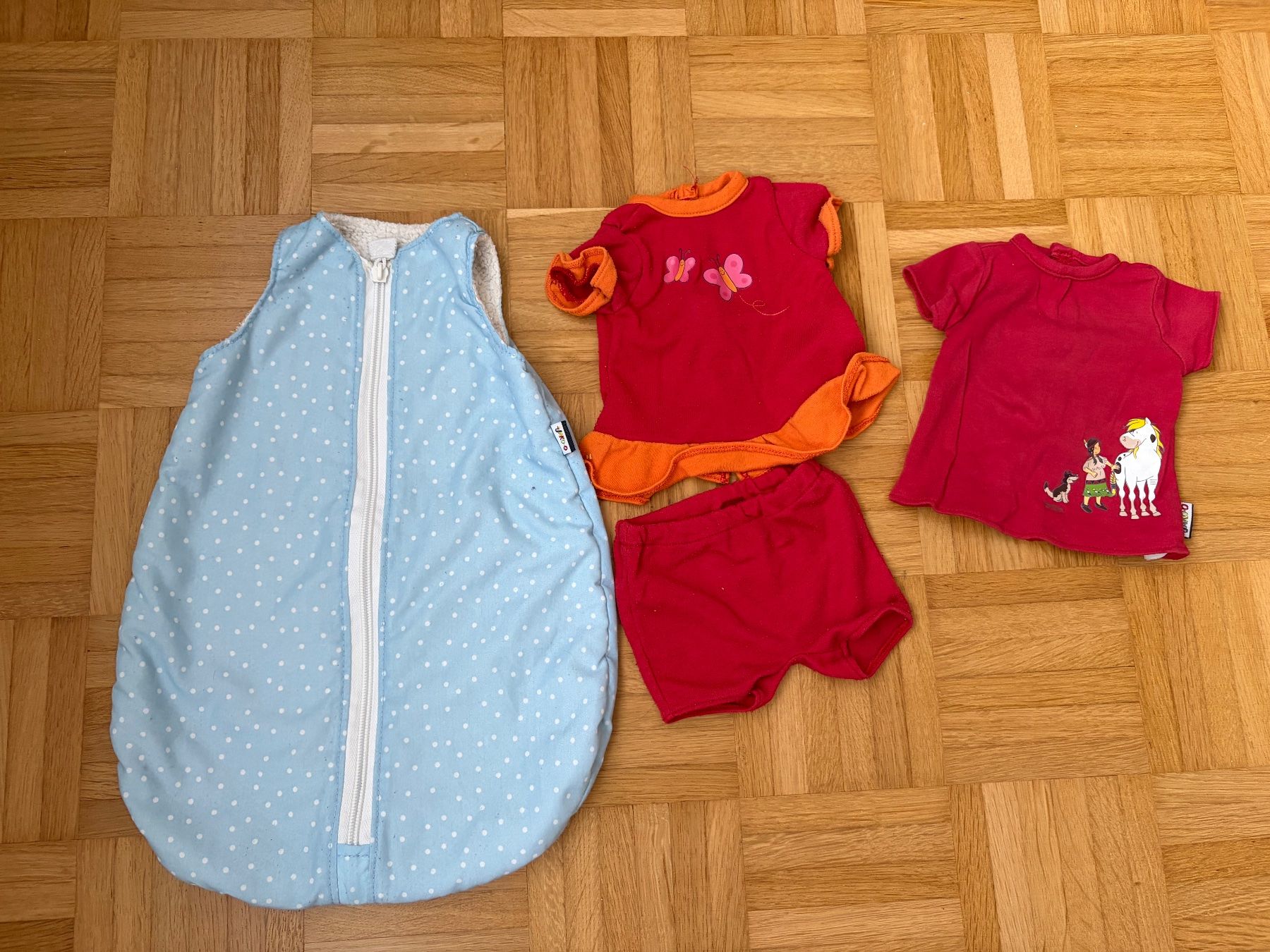 Jako-O Puppen: Puppenkleider mit Pferden – Gebraucht aus Basel von luc_vj7v 2