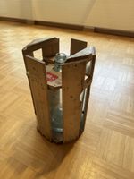 Dekorative Mostflasche im Holzgestell, Vintage-Charme