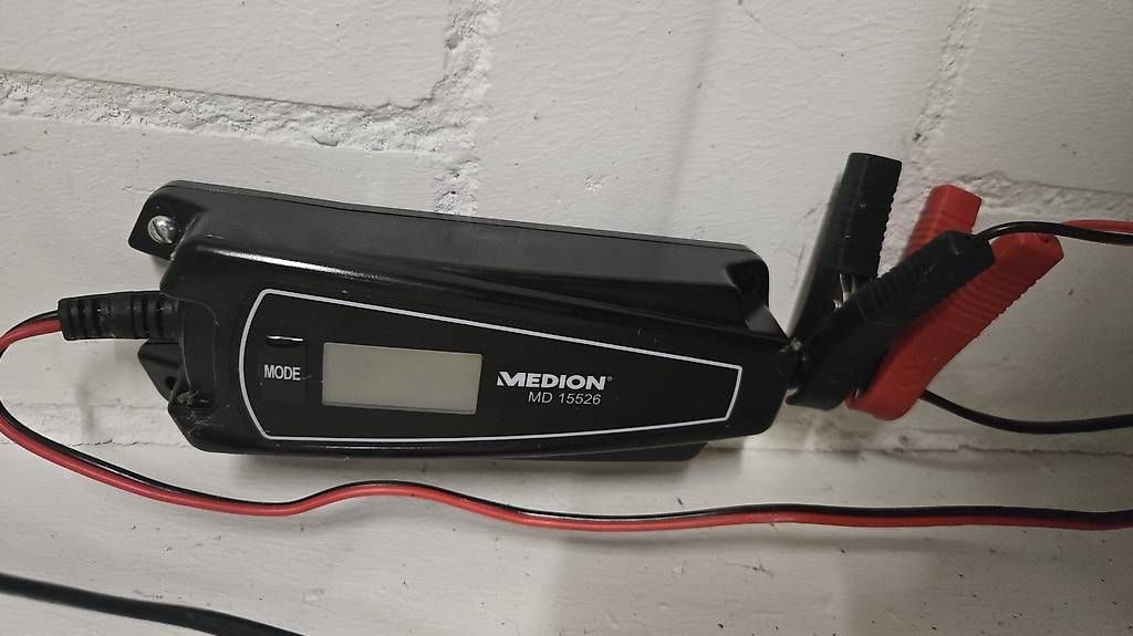 Batterie-Ladegeräte: Batterieladegerät mit 6/12V – Gebraucht aus Seuzach von Ori7