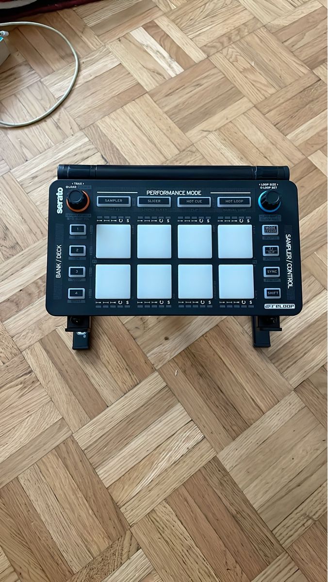 Strumenti musicali: Reloop neon Serato Sampler/Controller - mit Stand – Nuovo (secondo la descrizione) da Zürich venduto da Seba5