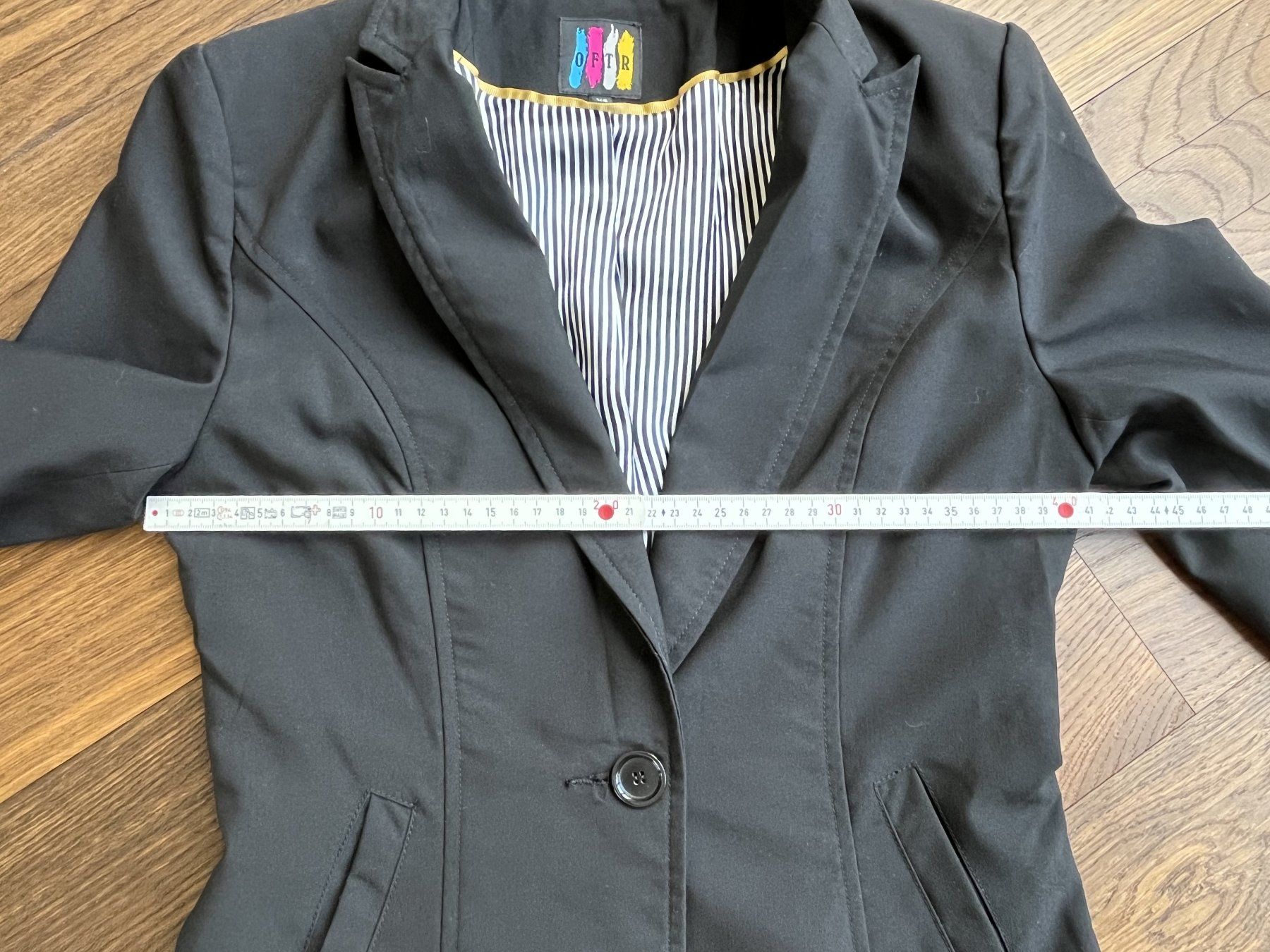 Vestes: Schwarzer Blazer mit gestreiftem Innenfutter, XS, Kurzärmel – D'occasion à Affoltern am Albis par Blackrhythm 5