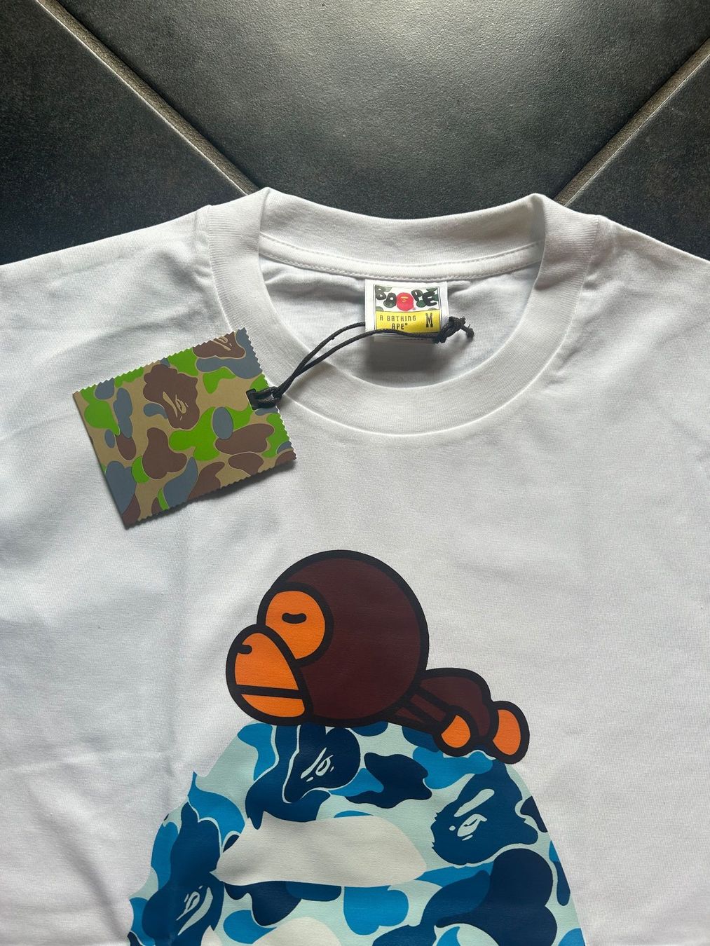 Bape T-shirt: BAPE Big Ape Head Tee Blanc/Bleu Camo – Nuovo e nell'imballaggio originale da Le Locle venduto da Diabolo11 1