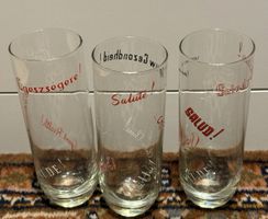 3 Gläser mit Aufschrift "Prost" in verschiedenen Sprachen