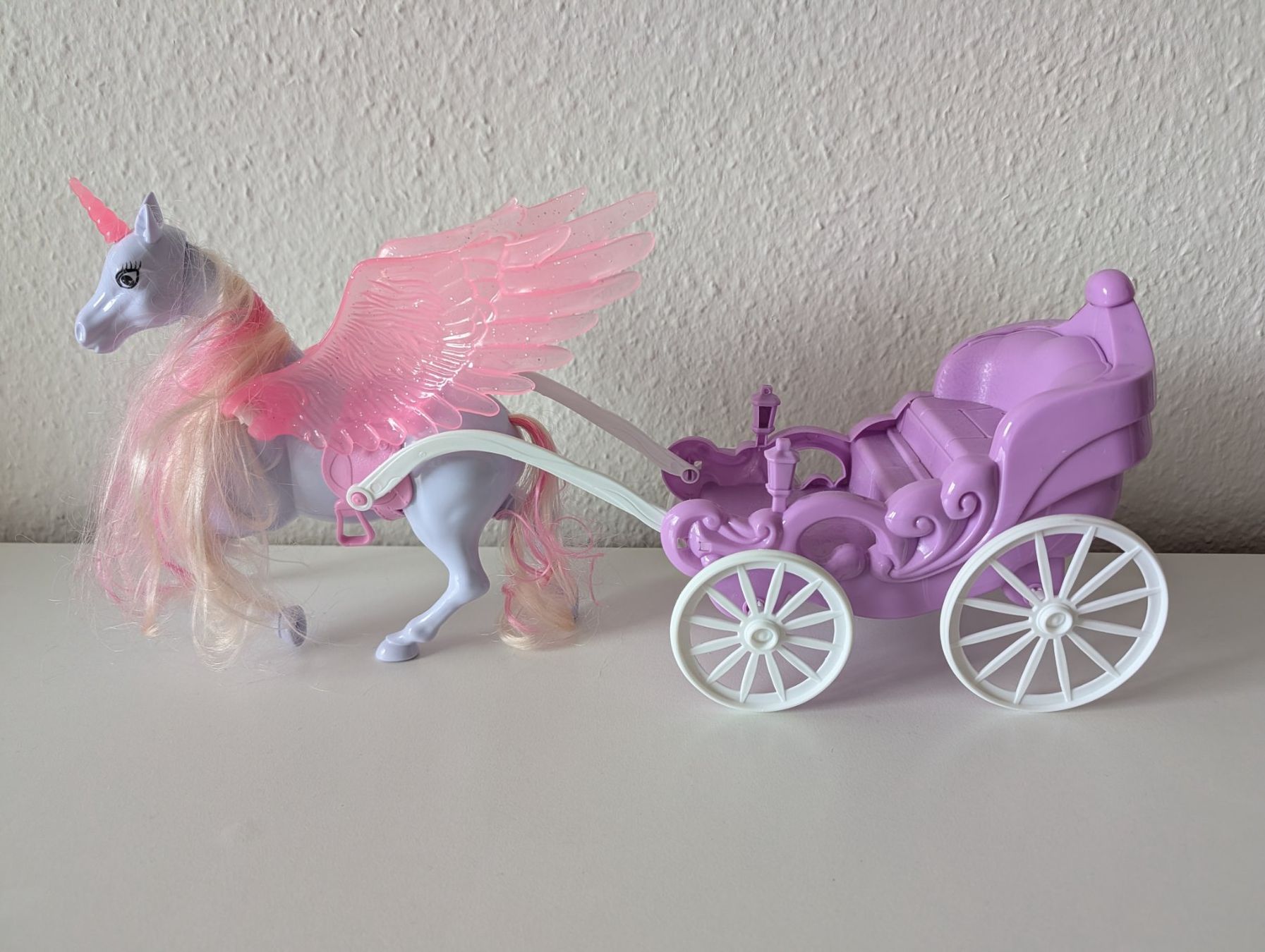 Spielzeuge: Märchenhafte Spielzeug-Kutsche mit Einhorn / Pegasus – Gebraucht aus Zürich von eflohmi
