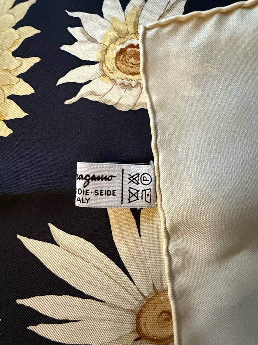 Salvatore Ferragamo Foulards, Tücher & Schals: Salvatore Ferragamo Seidentuch Blumenmuster, – Gebraucht aus Aarburg von Schatzaffe 6
