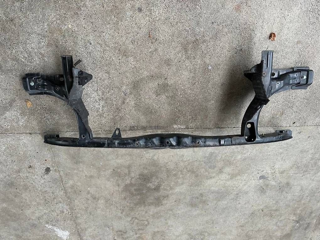 VW Tutti pezzi di ricambio auto: VW T5 Schlossträger Front – Usato da Oberwangen b. Bern venduto da ck67