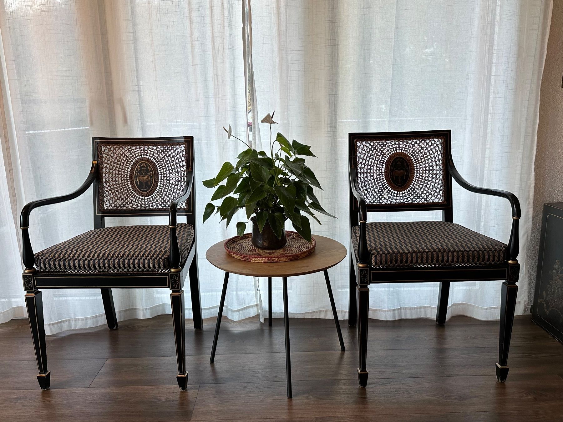 Stühle: Black Lacquer and Gold Regency Style – Gebraucht aus Aarburg von Schatzaffe