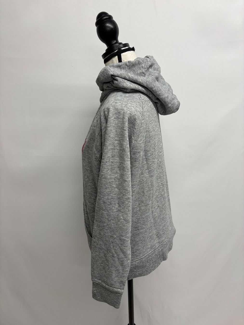 Levi's Pullover & Sweatshirts: Levi's Hoodie Grösse M Grau rot – Gebraucht aus Regensdorf von secondchancefashion 1