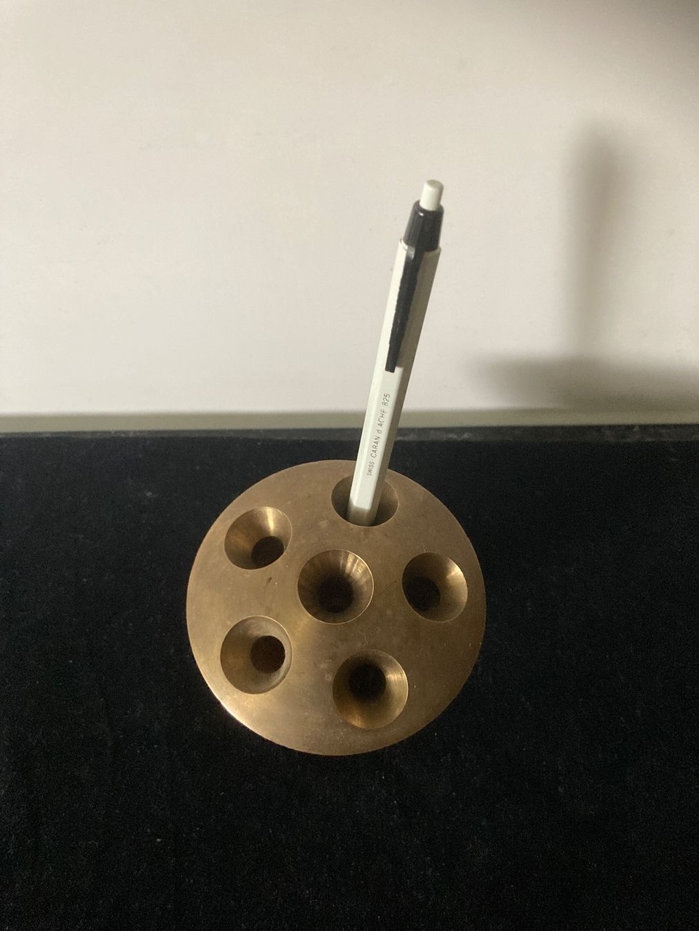 Wandhalterungen: Schreibstift - Halter aus Messing – Gebraucht aus Zürich von Chaeffeler 1