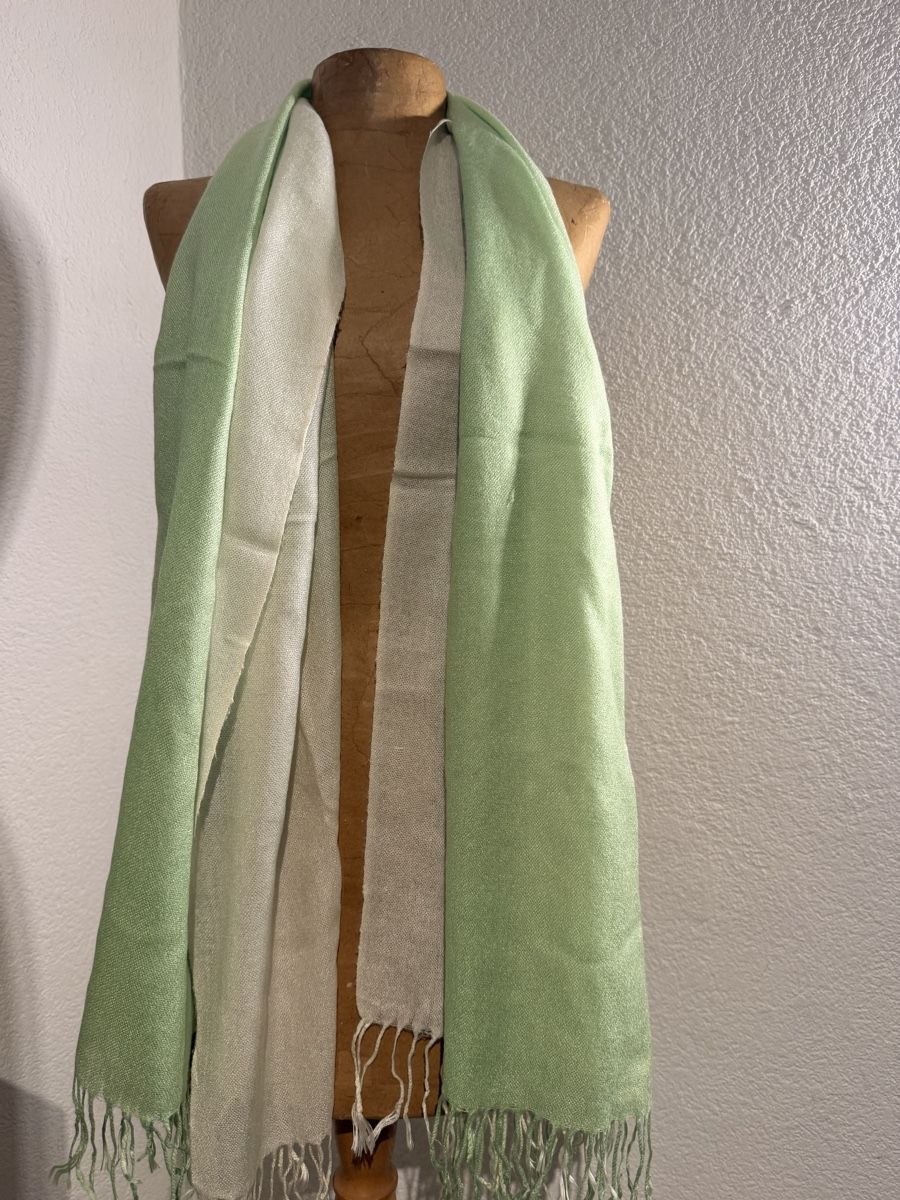 Foulard & Sciarpe: Écharpe d'été vert clair réversible - Légère et douce! – Usato da chamoson venduto da agr_y2m5