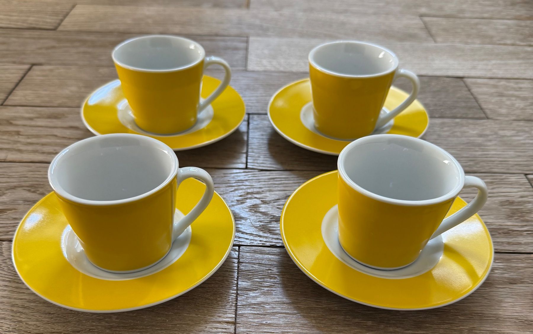 Set di piatti: Set gelbe Midcentury Espressotassen – Usato da Luzern venduto da Mamutpe