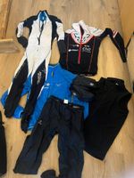 Une combinaison, deux vestes, un pantalon, une paire de gant