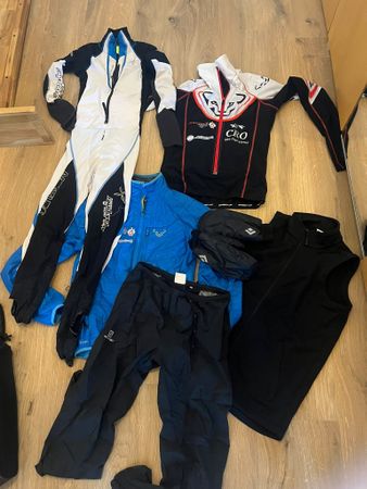 Une combinaison, deux vestes, un pantalon, une paire de gant