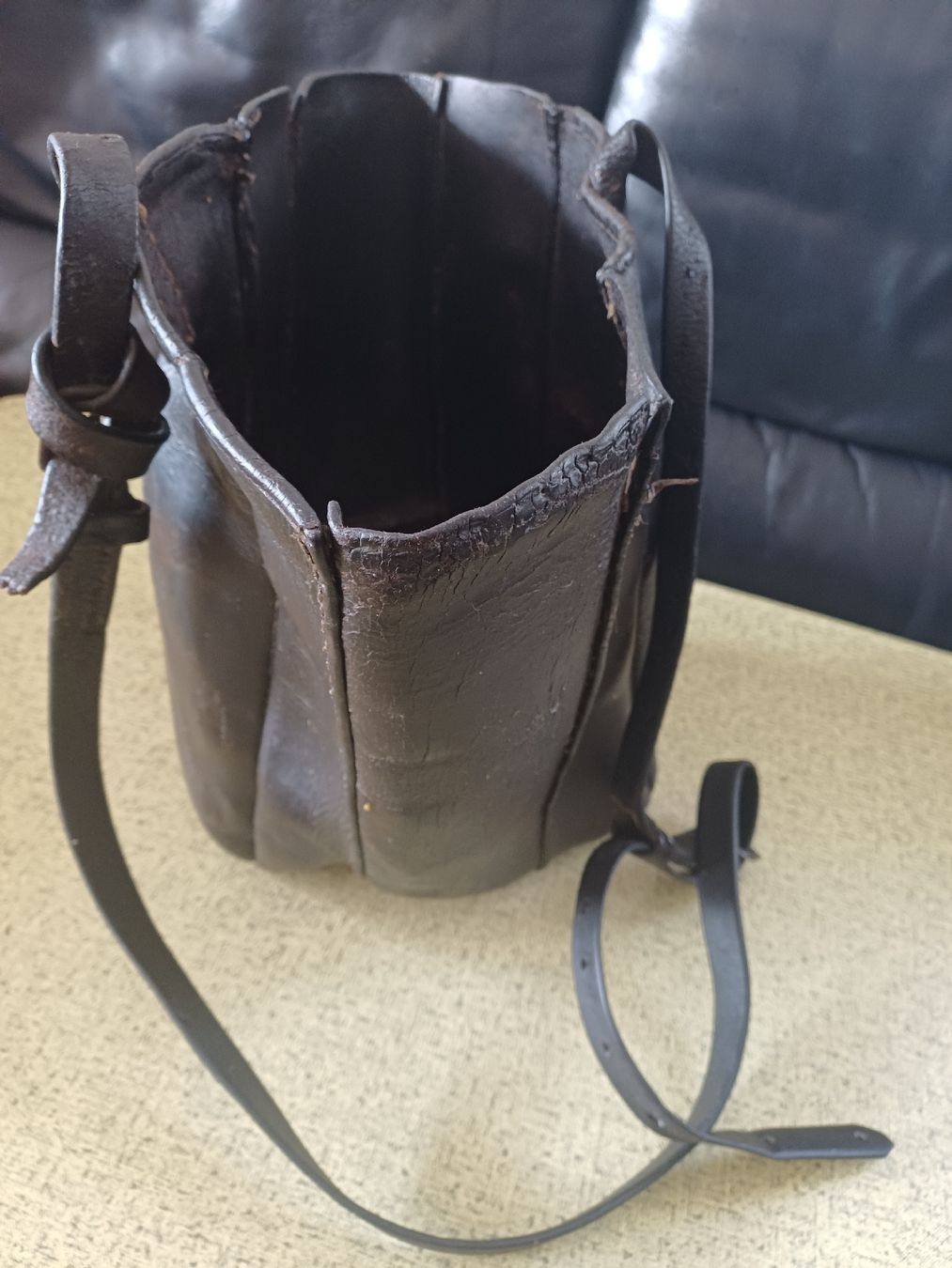Borse: Antiker Pferdefuttersack aus Leder – Usato da Ebersecken venduto da Napf08