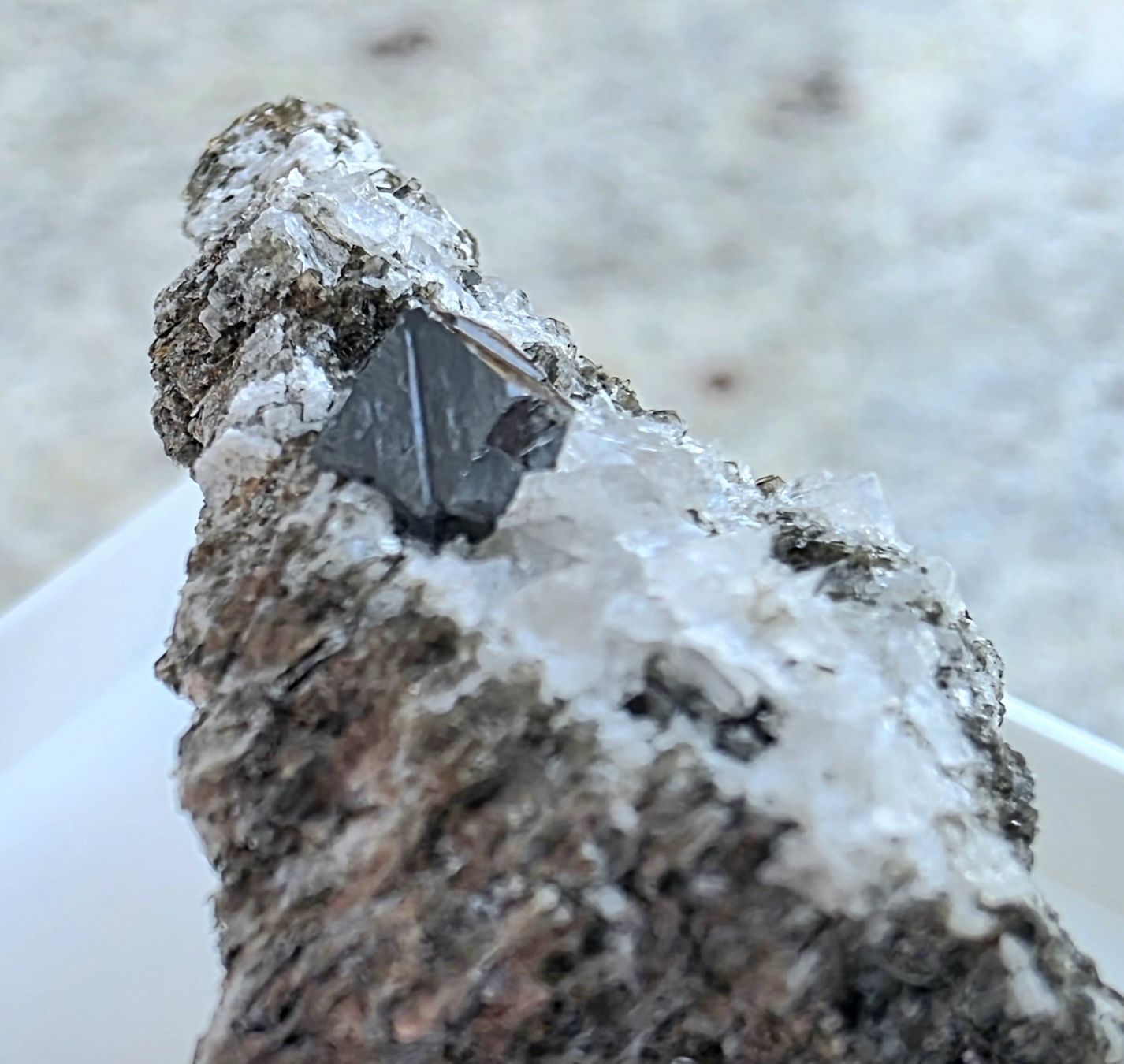Minéraux & Lithothérapie: Cervandonit mit Magnetit Rutil 3 Stufen Binntal – D'occasion à Glis par nbu_65ys 2