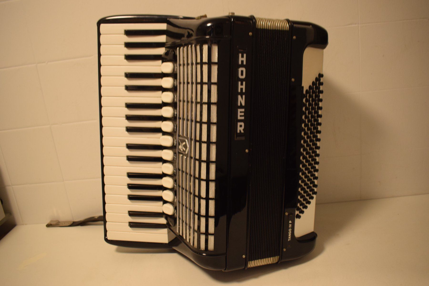 Hohner Strumenti musicali: Akkordeon chromatisch Hohner Tango IV P – Usato da Zürich venduto da baumusik 4
