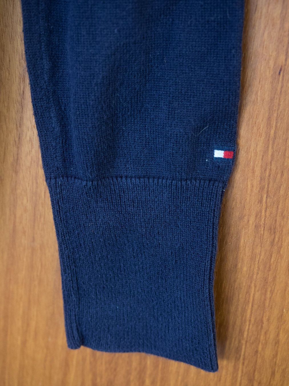 Tommy Hilfiger Pullover & Sweatshirts: Tommy Hilfiger Sweatshirt V-Pullover Grösse XS dunkelblau – Gebraucht aus Cham von Hodinar 4