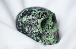 Zoisit Rubin  Topstone    Skull 55mm x 40mm   ab 10.-