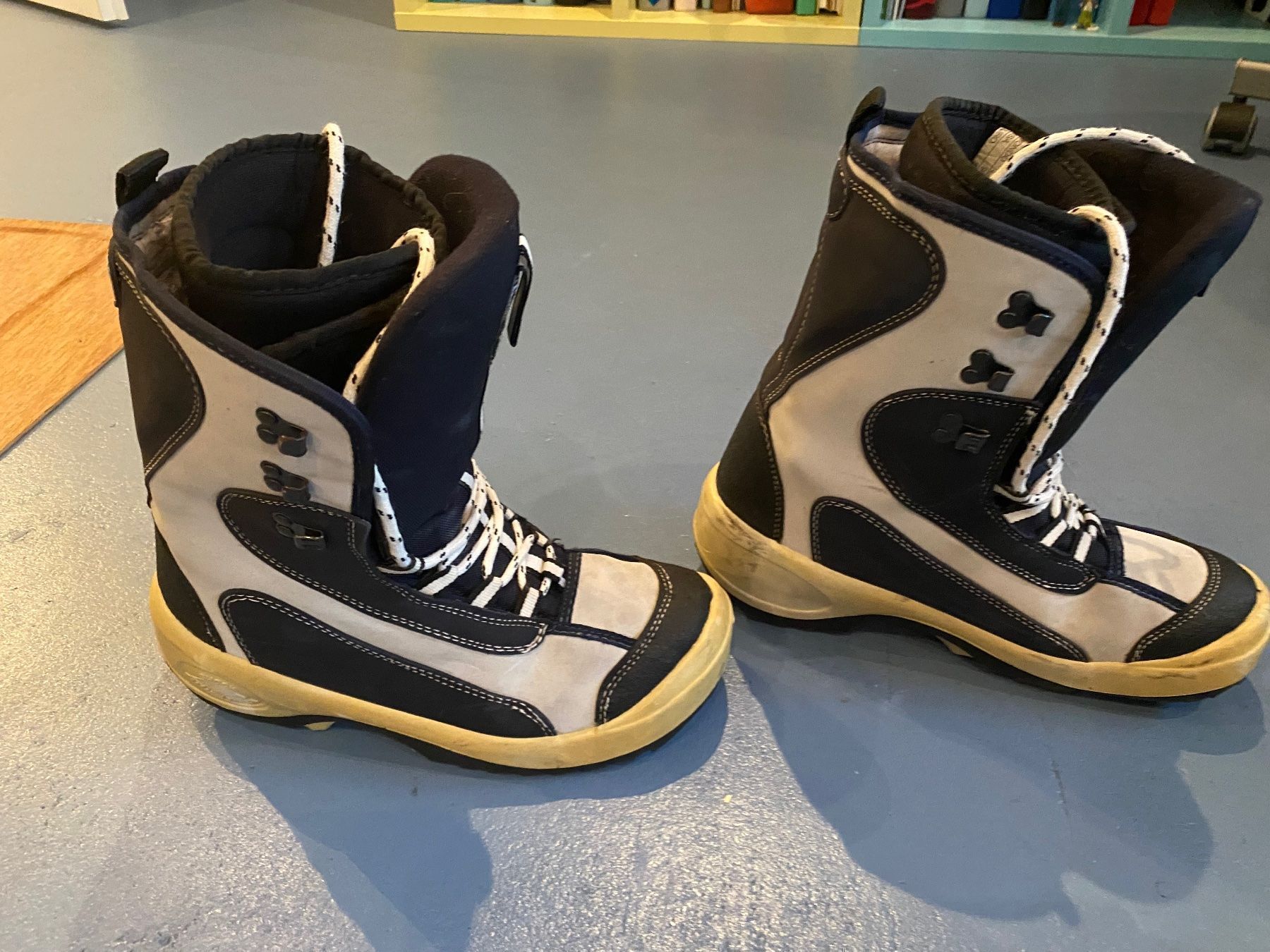 Scarpe da uomo: Snowboard-Boots von Obscure, Gr. 27.5 – Usato da Dornach venduto da Dlimi 2
