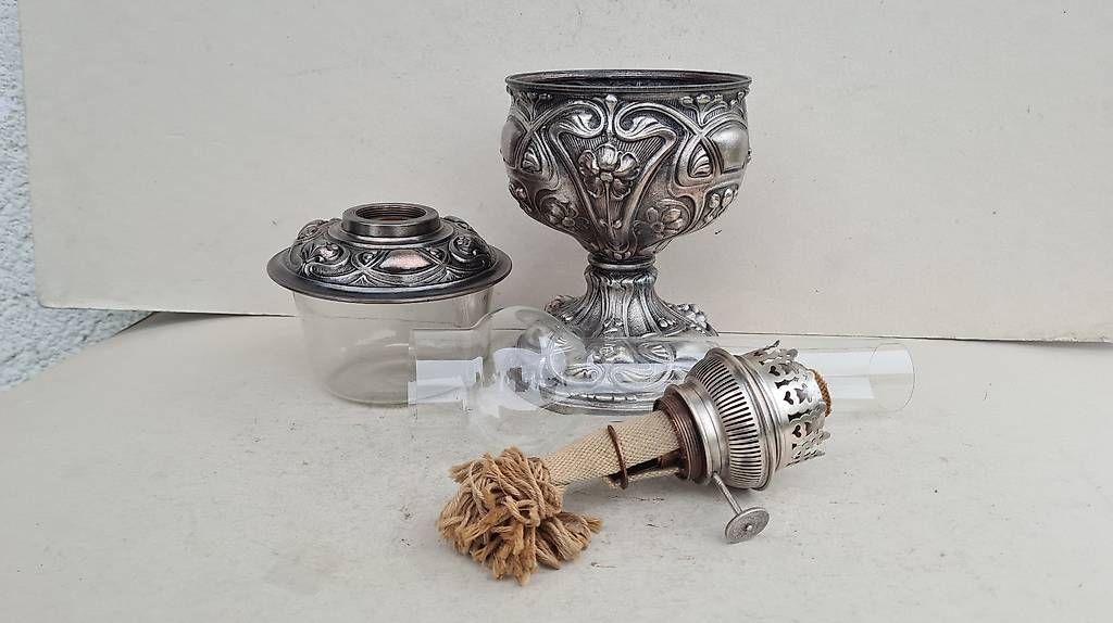 Lampade: Grosse, traumhaft schöne Petrollampe um 1900  versilbert – Usato da Frasnacht venduto da Carawill 4