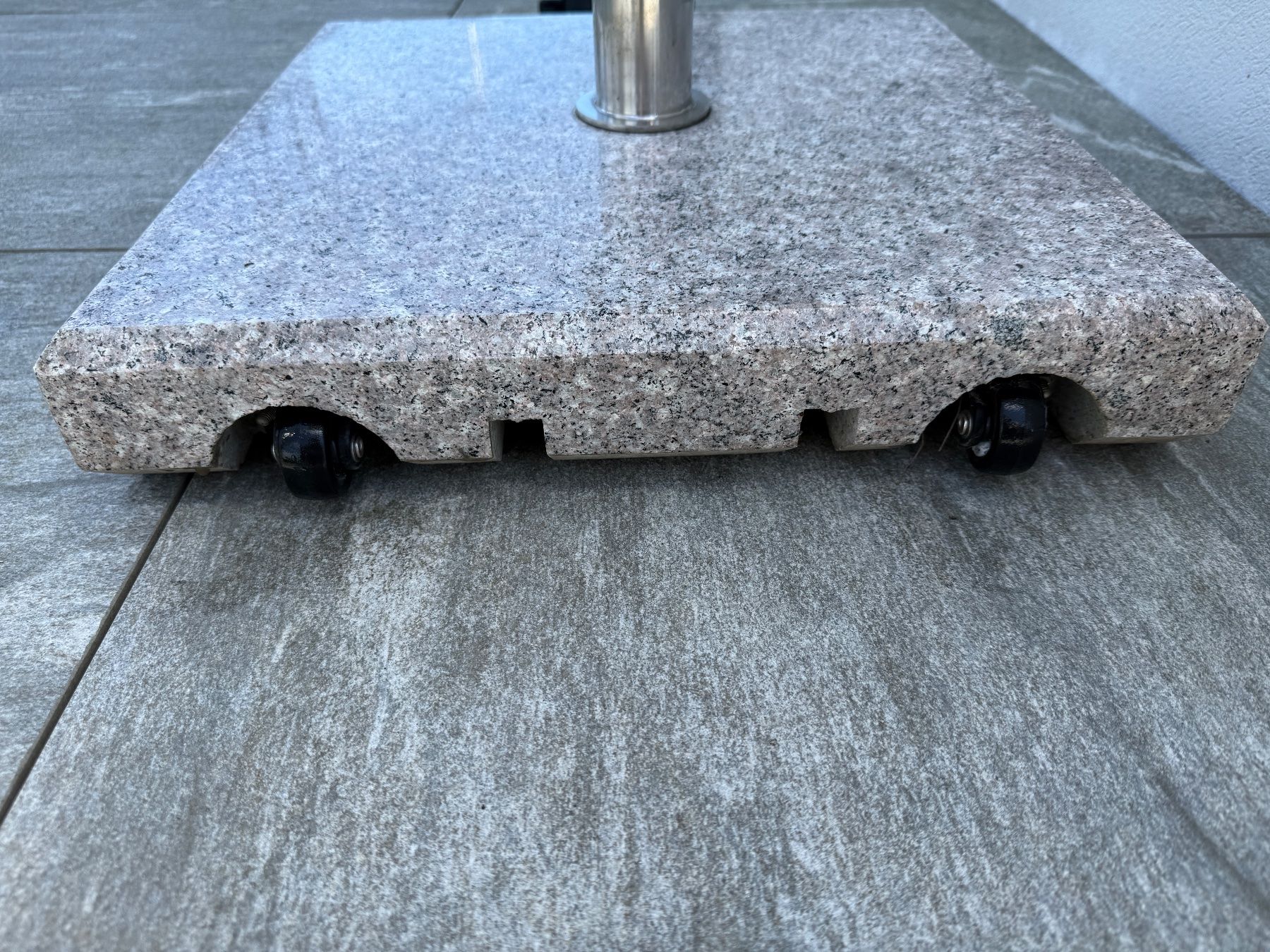 Altro: Sonnenschirmständer Granitsockel mit Rollen – Usato da Wolfwil venduto da Levjus06 6