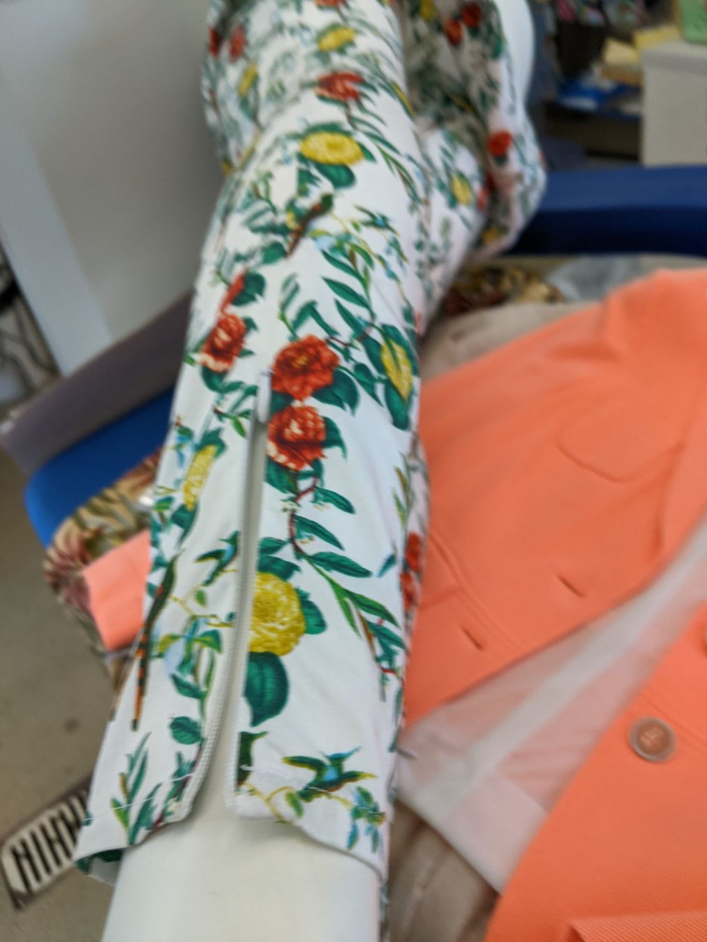 Armani Pantaloni: Armani Sommerhose GR 40 – Nuovo e nell'imballaggio originale da Langnau am Albis venduto da Judithsebi 1