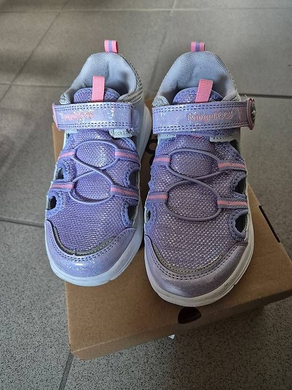 Scarpe per ragazzi: Scarpa leggera da bambina aperta lateralmente – Usato da Vacallo venduto da for_Alessandra78