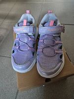 Scarpa leggera da bambina aperta lateralmente
