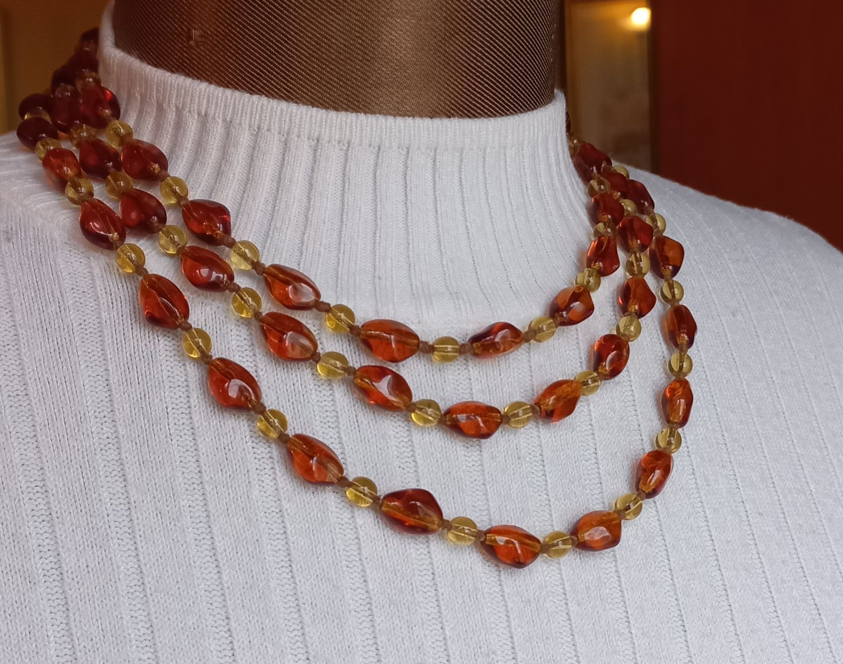 Ketten: Bernsteinfarbene Vintage-Kette, dreireihig – Gebraucht aus Buchs AG von Dzirul 4