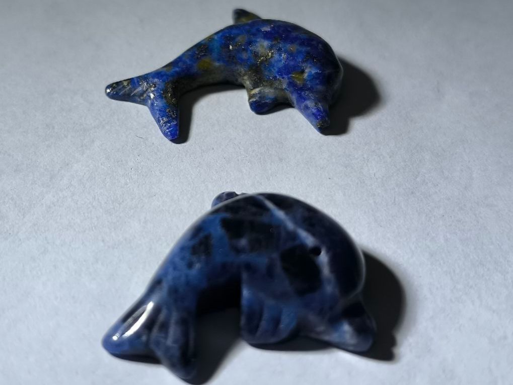 Ciondoli: 2 x Suesses Delfin-Paar aus Lapislazuli, Edelstein-Schnitz. – Nuovo (secondo la descrizione) da Oberwil b. Zug venduto da Gto469